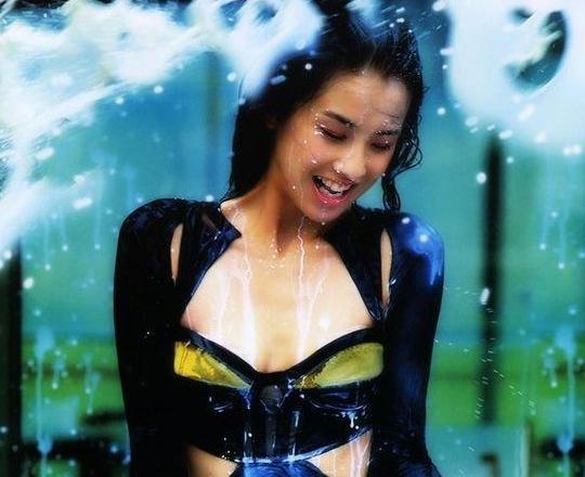 美国母亲<em>裸体</em>练瑜伽倒立喂奶 盘点女星裸露写