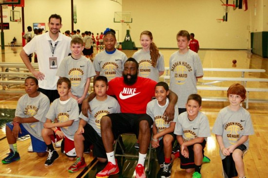 NBA球员詹姆斯·哈登举办青少年篮球训练营