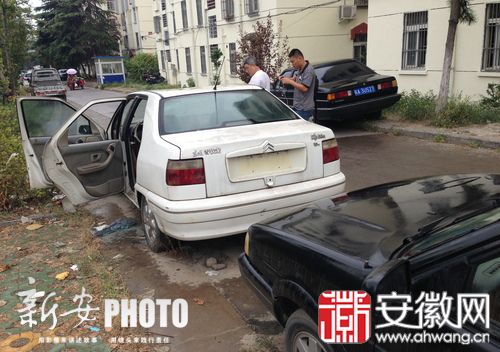 合肥琥珀山庄小区三辆僵尸车赖在路边五六年