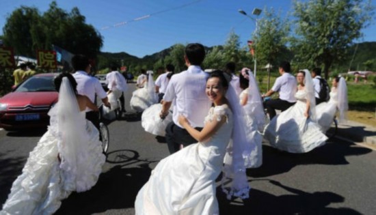 ��2013��8��18�գ����Ա���5�����ص�16�Դ�ѧ����٣�������������Ȫ����м�����񣬲�����Ը�����°���ŵ�ԡ�