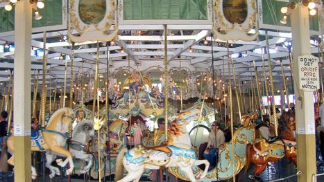 童话的奇趣世界 骑上美国8座旋转木马