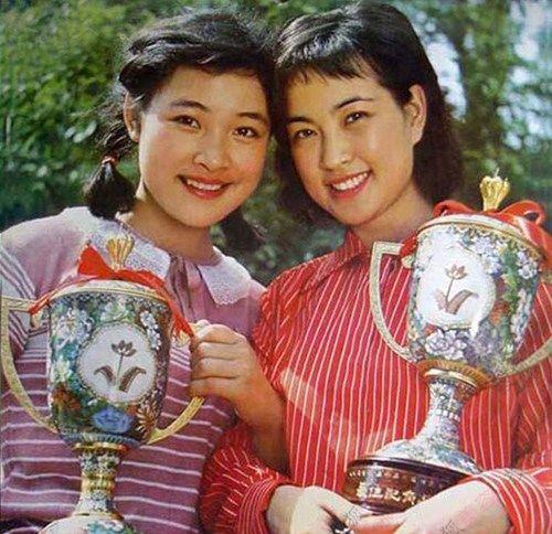32年前,陈冲与刘晓庆合作出演电影《小花》,之后两人的演艺事业一