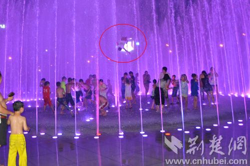 湖北:男孩被广场喷泉冲上2米高摔得口鼻流血(