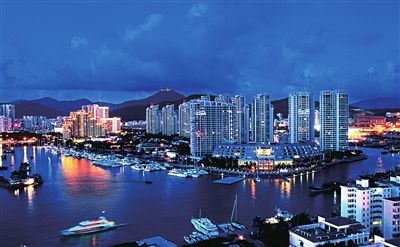 游艇旅游业发展迅速 三亚港夜色如诗如画