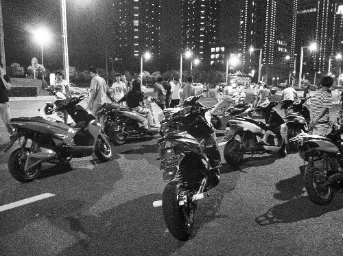 郑州飙车族夜晚扰民 民警称怕引发事故不敢追