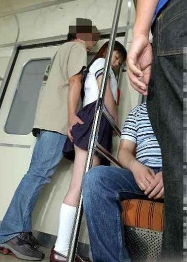 上海地铁解内衣扣子_女主播单手解内衣扣子