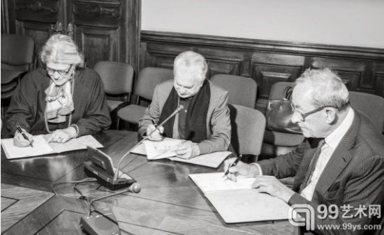 Manifesta双年展总监赫德维格·芬吉恩(左)、冬宫博物馆馆长米哈伊尔·鲍里索维奇·皮奥特罗维斯基教授(中)、 和卡斯帕·柯尼格(右)正在签署第十届Manifesta双年展的策展协议