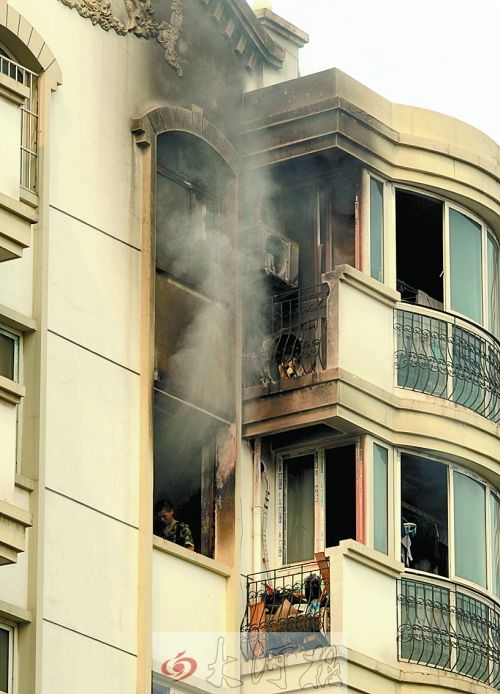 郑州:夫妻吵架把屋子点了 家当焚毁邻居也遭殃