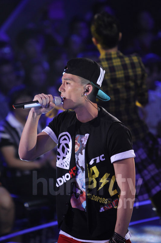 快男8进7欧豪首轮待定 直播现场含泪谢父母