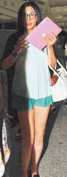 王祖贤搭机返加拿大 素颜眼镜配美腿遮不住鱼