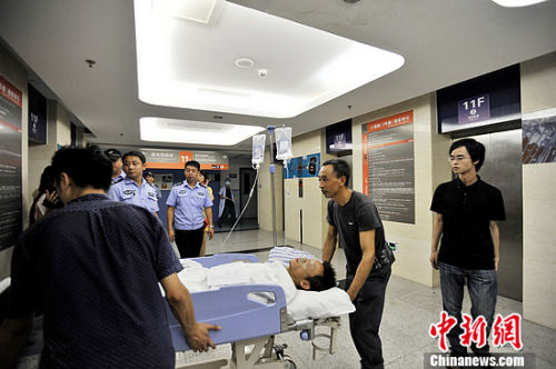 成都:男子街头持刀砍15人 已有3人死亡(图)