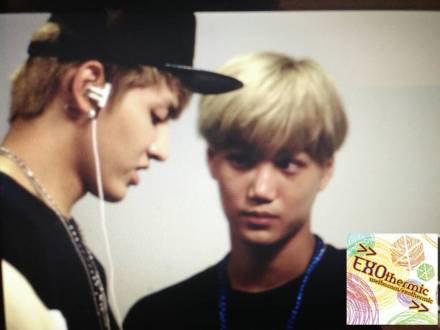 鹿晗紫发惹眼吴世勋和小孩互动