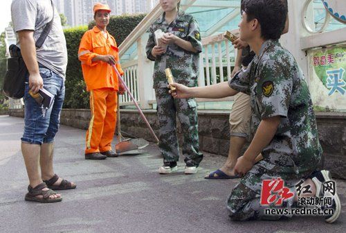 长沙5名青年<em>男女</em>街头下跪推销<em>精油</em> 称为梦想-