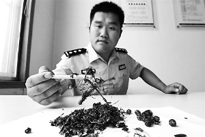 男子挖出疑似清代不腐尸体 历经百年男尸手臂