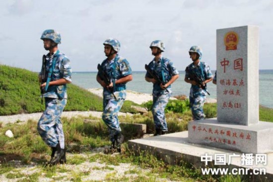 原文配图:西沙东岛官兵在领海基线方位点巡逻.