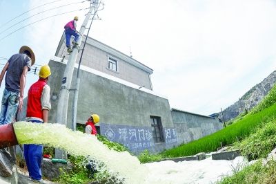 8月16日，浙江慈溪市供電公司共產黨員服務隊頂著酷暑來到橋頭鎮王家埭村，深入田間地頭，為農戶的灌溉設施安裝電表、檢修線路，保障流動抽水機的用電安全。新華社