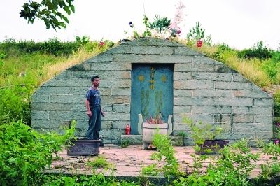 南宋岳飞四子岳震、五子岳霆之墓，已被列为黄冈市文物保护遗址。