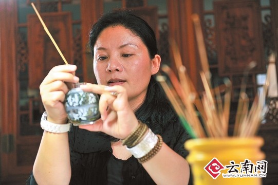 山东大妞孙鸿雁来滇学习滇派内画 十余年屡获