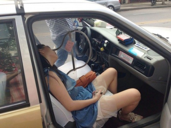 女子吞安眠药出租车上昏迷 携带大量现金(图)-