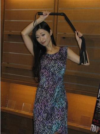 坛蜜宣传新片曝SM经历 现场举鞭欲抽记者- 中