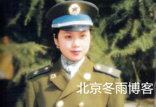 闫妮青涩军装照曝光 双目圆瞪气场胜佟掌柜