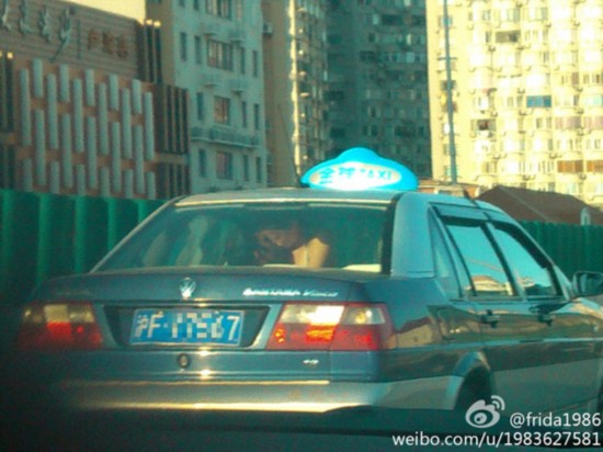 原标题:<em>上海一对男女出租车</em>内忘情<em>车震</em>
