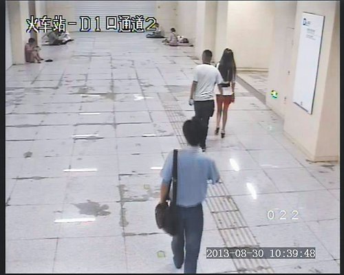 15岁少年地铁站内摸熟女臀部 称实在忍不住