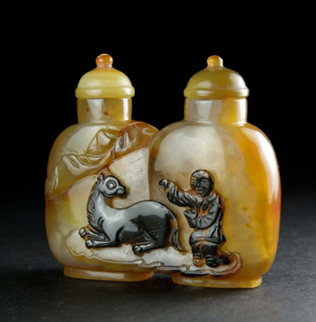 Lot79:乾隆期套玻璃料玛瑙雕戏马纹连体鼻烟壶,仅故宫有类似藏品。