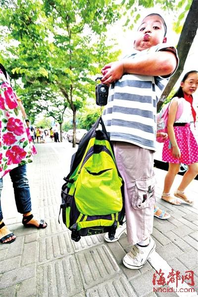 福州小学生书包最重16斤 专家称长时间负重不