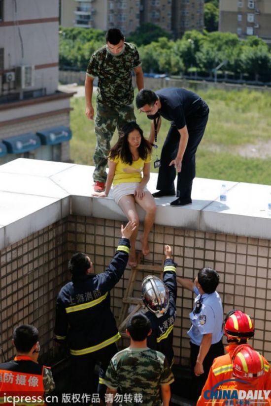 上海一女子隆胸失败 爬医院楼顶欲跳楼(组图)