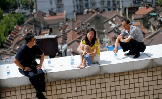 隆胸失败<em>跳楼</em> 短裙<em>女</em>坐医院楼顶<em>自杀</em>维权【4】