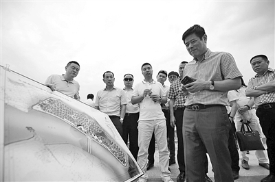 温商包车返乡觅商机 苏州温州商会回乡考察侧