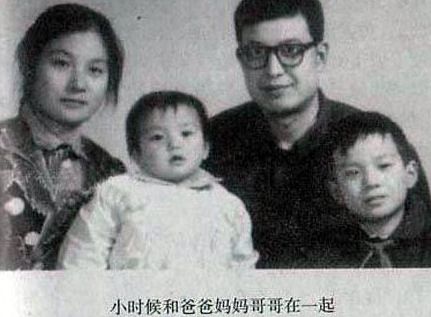 赵薇炫父亲年轻帅气照 英俊书生气被赞可PK刘烨