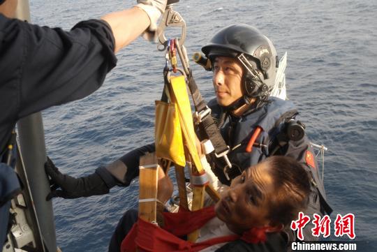 一渔民在珠海捕鱼作业被缆绳打伤直升机驰援相救