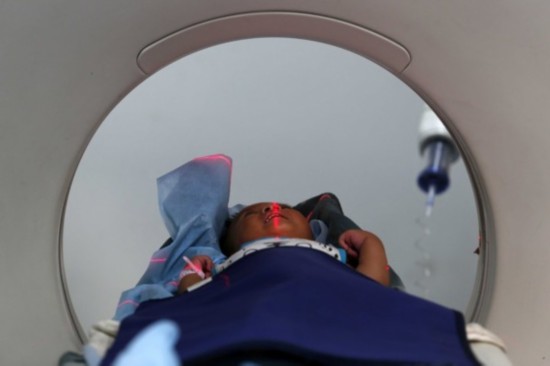 父为子治病抢银行 爷爷打工还债