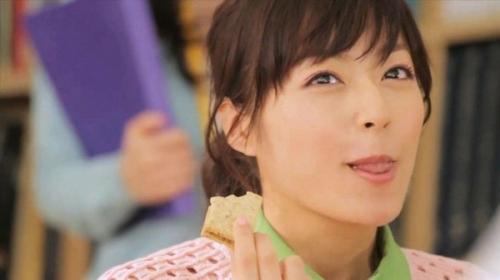 TOP.18 井上真央 井上真央(1987年1月9日—),日本女演员。1992年童星出道;1995年出演NHK电视剧《藏》,演技获得肯定;1999年在《孩子们的战争》中饰演今井茜而名气大增;2005年、2007年主演TBS电视剧《花样男子》、《花样男子2》,平均收视率分别为19.8%、21.6%,2008年主演电影《花样男子最终章》票房超过77.5亿日元,其饰演的牧野杉菜角色深入人心,成为超人气美少女明星。2011年主演NHK晨间剧《太阳公公》平均收视率18.8%,也因此被选为第62届《红白歌会》红