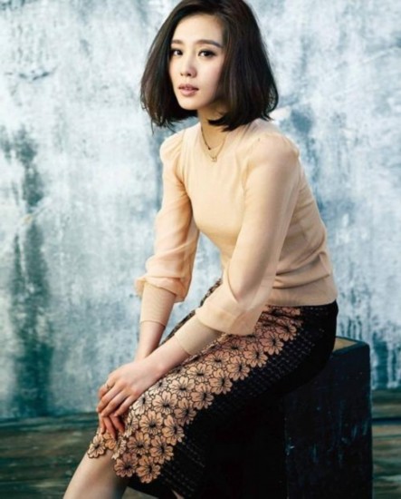 TOP.17 刘诗诗 中国内地女演员。1987年3月10日生于北京,2006年毕业于北京舞蹈学院芭蕾舞系本科专业。2004年因出演电视剧《月影风荷》女一号而踏入演艺圈,并出演过《怪侠一枝梅》等多部影视剧,一路塑造了许多经典古装角色。2011年,因出色演绎《步步惊心》中的女主人公——马尔泰·若曦而获得了媒体和观众的极大关注,迅速成为了娱乐圈炙手可热的新生代女星之一,先后获得过第二届中国大学生电视节“最受喜爱电视剧女演员”奖和第十八届上海电视节白玉兰奖“最具人气女演员”奖,并于2012年的金鹰电视艺术节上
