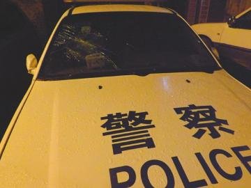 男子警车图片:男子半夜疯狂砸车警车也遭殃(图)