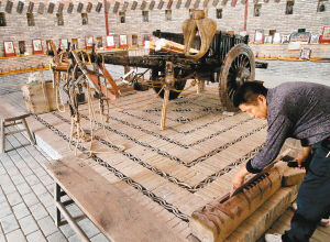 这辆清朝嘉庆年间的马车是“农耕文化博物馆”里最古老的农具之一 记者侯智 摄