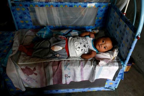 父亲抢银行为子治病,爷爷打工还债