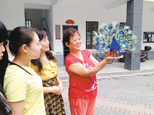 丝带再加废旧衣料编成美丽孔雀 巧手张大姐可