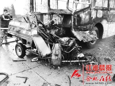 公交车火灾图片:三轮车与公交车迎面相撞引发火灾致1死2伤