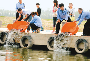 20万尾鱼苗放流西安湖 提醒市民:可以垂钓但禁