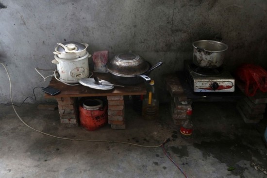 贵州男子为救病儿抢银行被判刑 爷爷工地干活