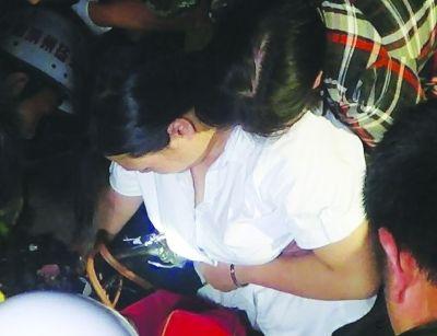 女子骑电动车跌倒 刹车把手深深<em>插进</em>胸口内--四