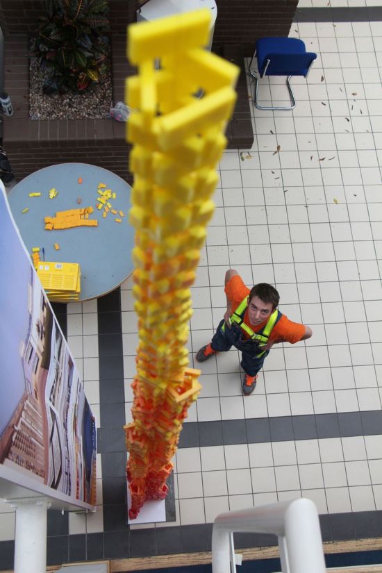 英毕业生搭逾5米高多米诺骨牌打破世界纪录