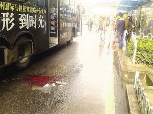 老人公交车图片:6旬老人下车瞬间右腿遭公交碾压倒在血泊中