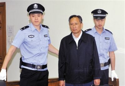 局装备部客车处处长,运输局装备部副主任,运输局局长等职务上的便利
