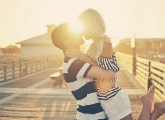 情侣久别重逢亲密拥抱 <em>女孩</em>被男友抱骨折--陕西