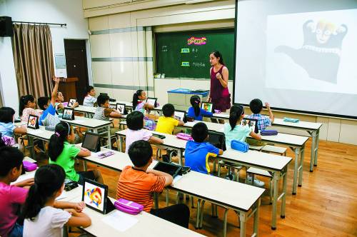 启动e学习试点工作 学生人手一个平板电脑上